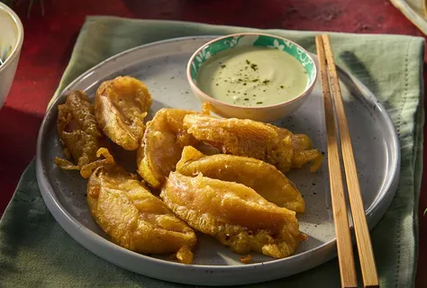 Хрустящая яблочная темпура с соусом из матчи