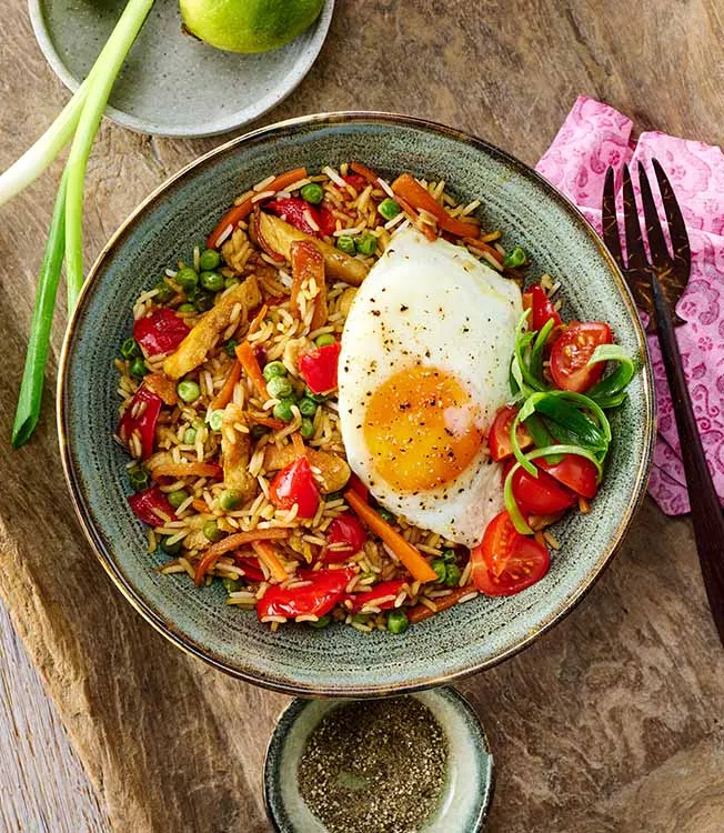Наси горенг с курицей, яйцом и сладким соевым соусом