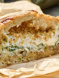 Рулет с бараниной и чесночным соусом