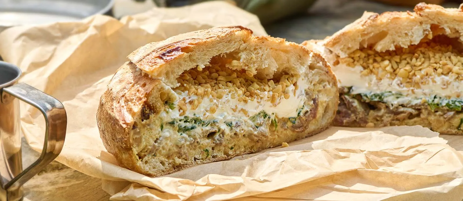 Рулет с бараниной и чесночным соусом