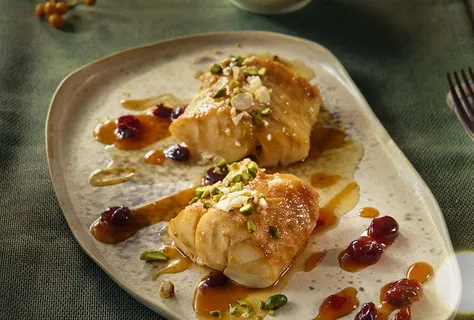 Треска в мисо с клюквенным соусом и ореховым топпингом