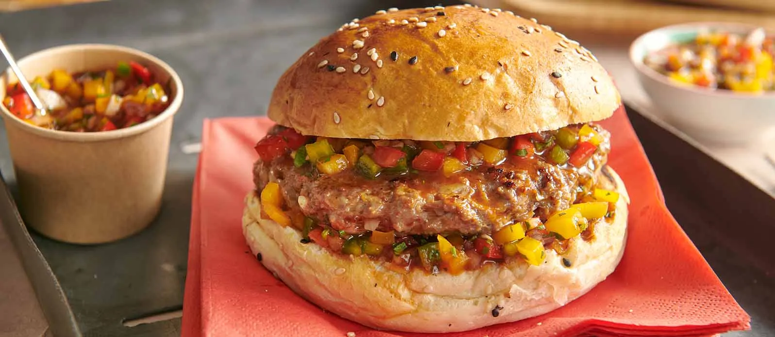 Бургер с плескавицой и сальсой из паприки