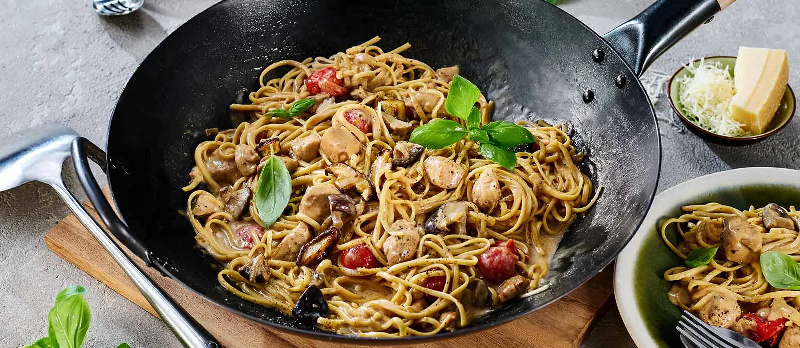 Паста Альфредо с курицей и соусом терияки