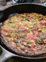 Испанская фриттата с бобами и кунжутным соусом