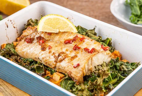 Запечённая треска с кейлом и бататом