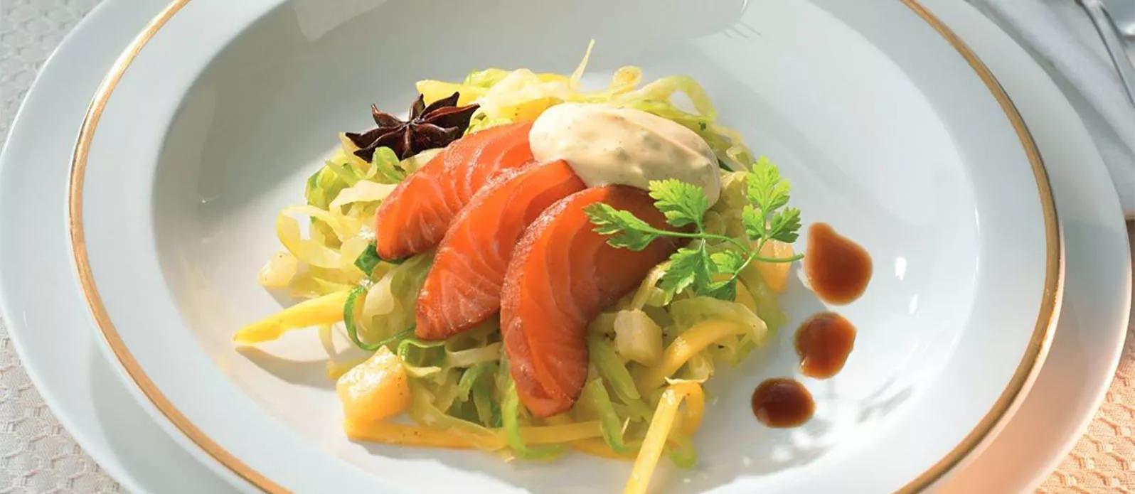 Маринованный лосось и капустный салат с карри