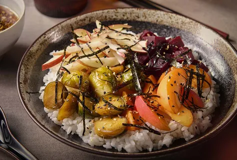 Домбури с жареными овощами, фруктами и фурикакэ