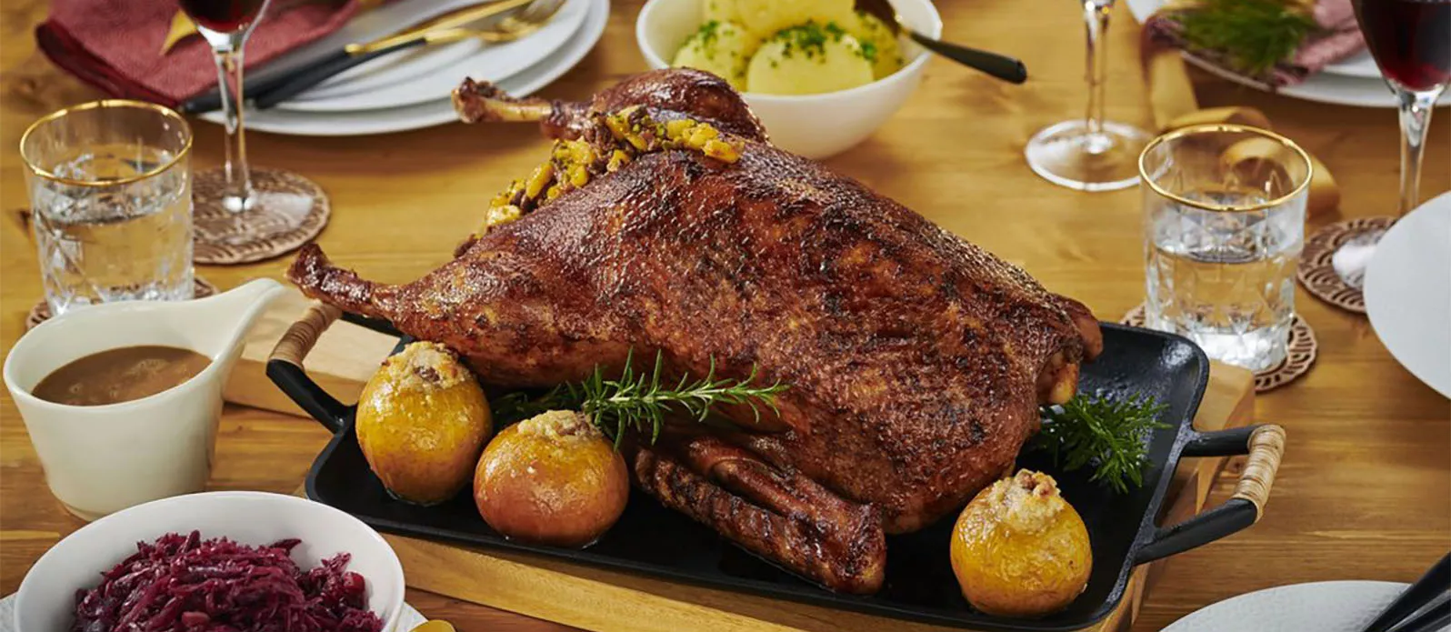 Фаршированный гусь с соевым соусом и печёными яблоками