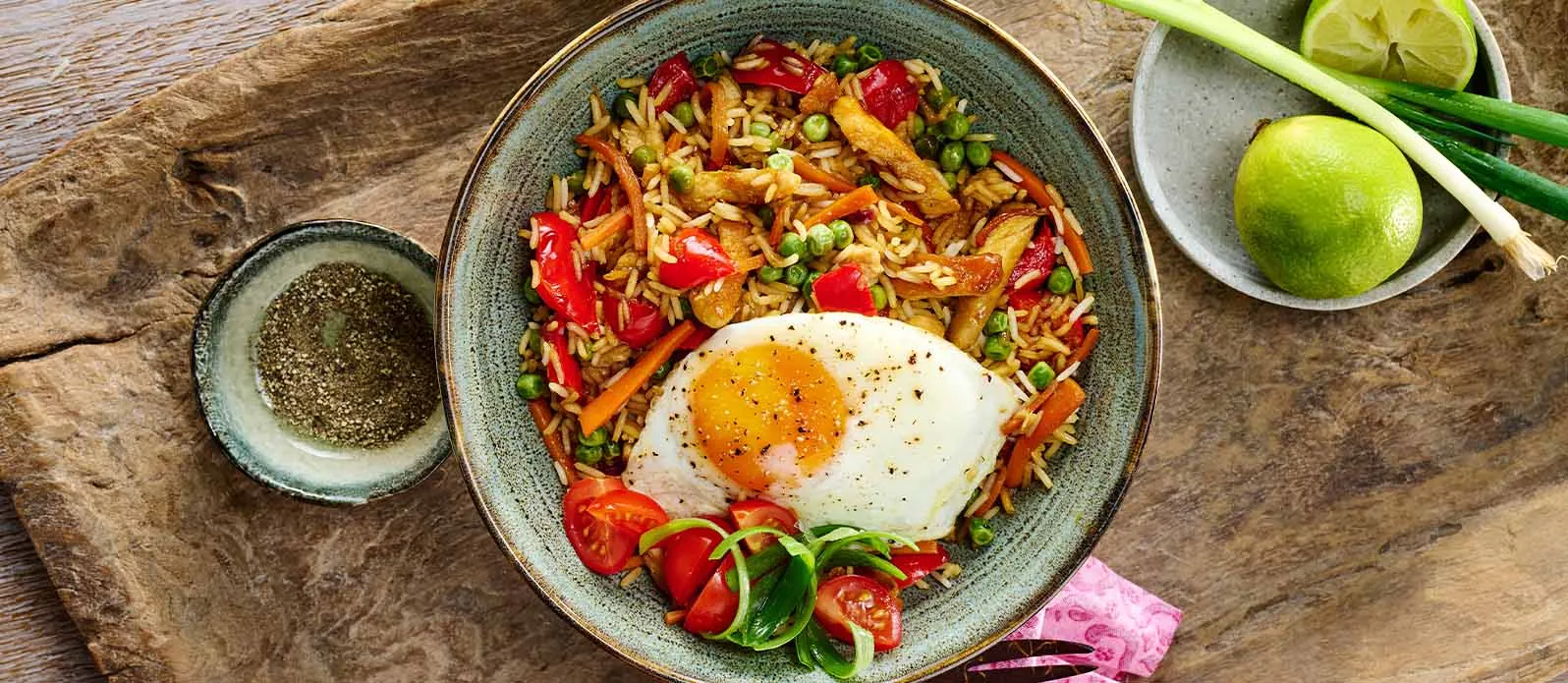 Наси горенг с курицей, яйцом и сладким соевым соусом