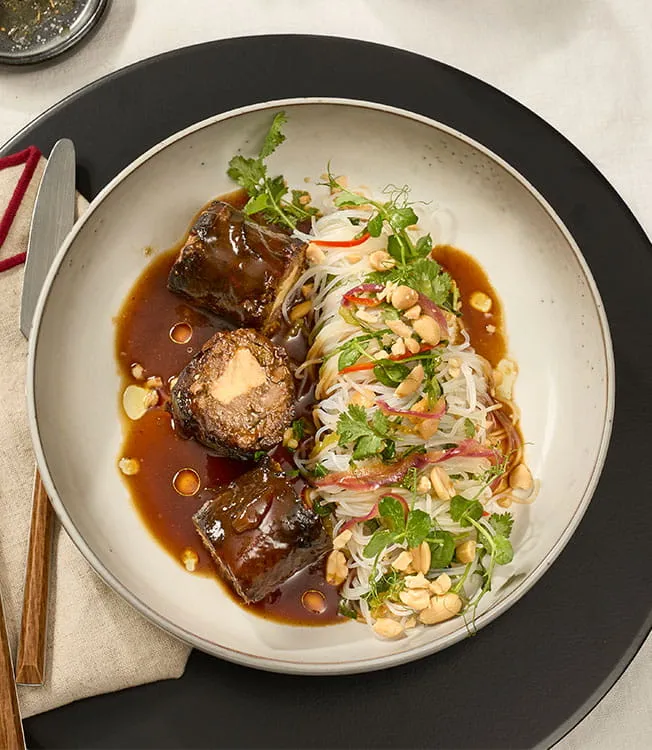 Азиатские рулетики из говядины с салатом из лапши и капусты пак-чой