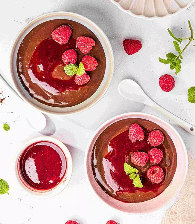 Шоколадный рисовый пудинг с малиновым соусом