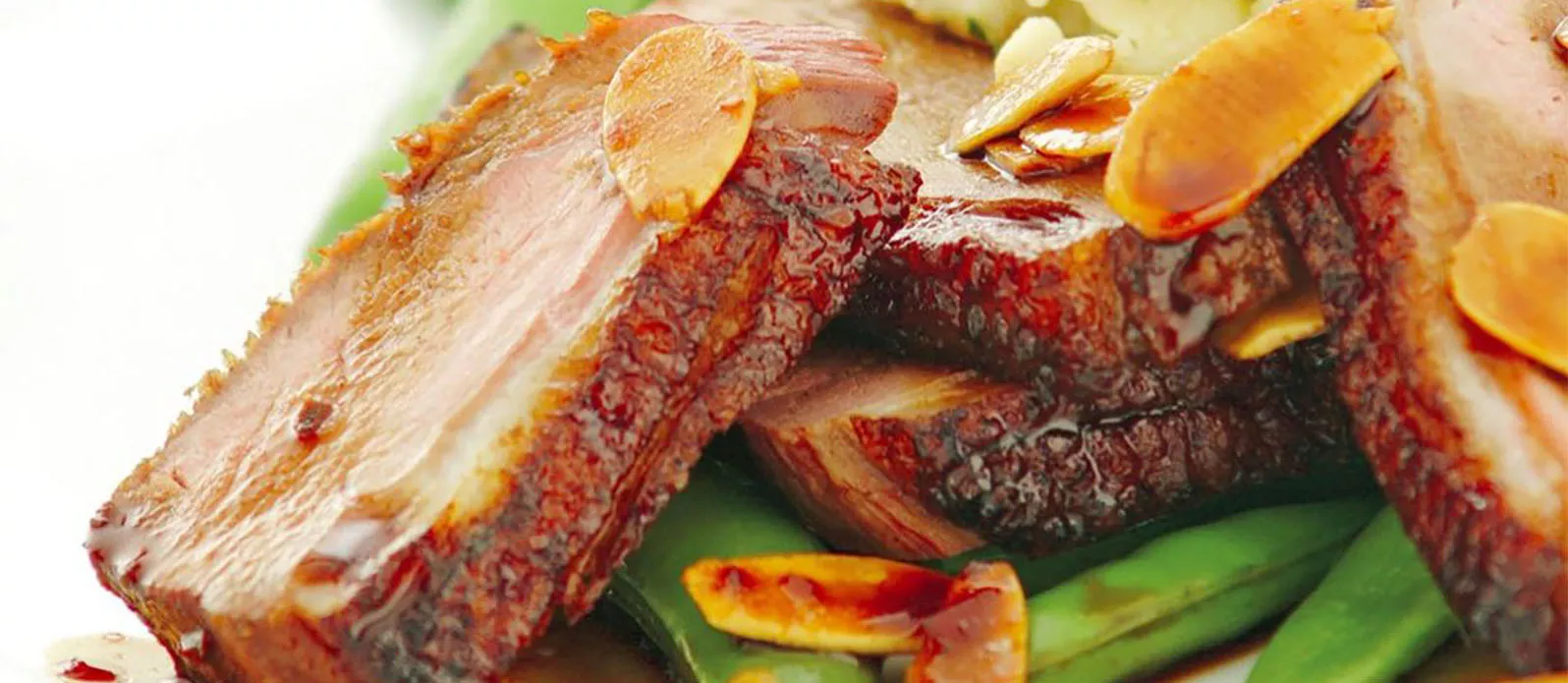 Глазированная утка с медом и миндальными хлопьями