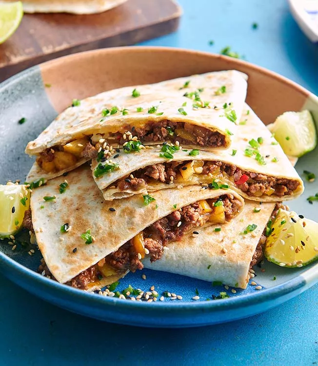 Азиатская кесадилья с уткой и фруктами