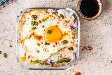 Рисовый салат с кабачками и яйцом