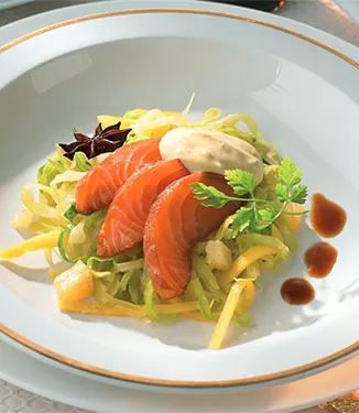 Маринованный лосось и капустный салат с карри