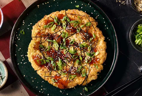 Окономияки из квашеной капусты с острым соусом из изюма