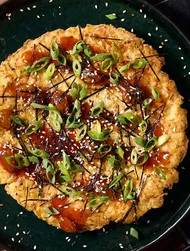 Окономияки из квашеной капусты с острым соусом из изюма