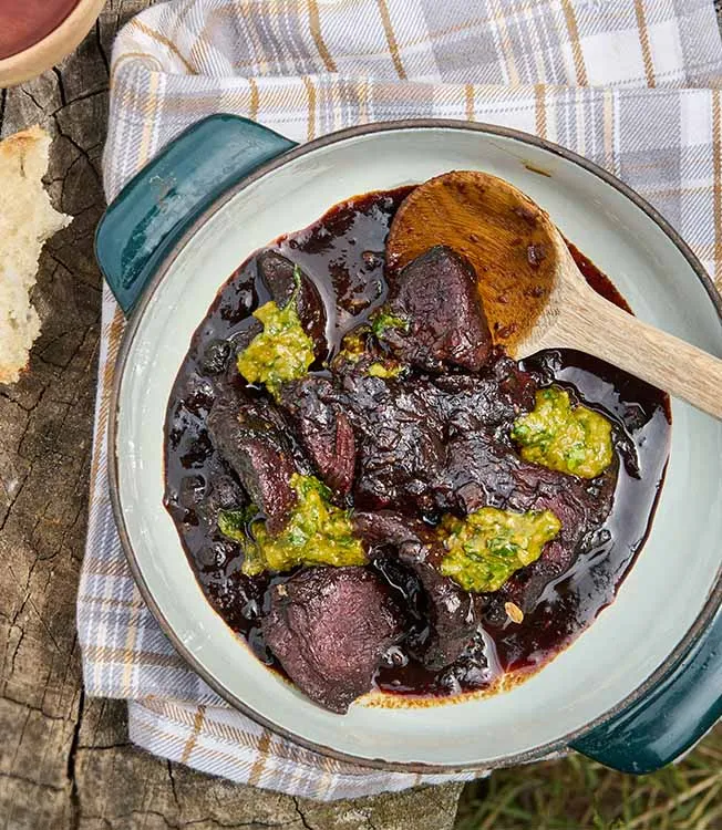 Тушеная дичь с можжевельником и розмарином