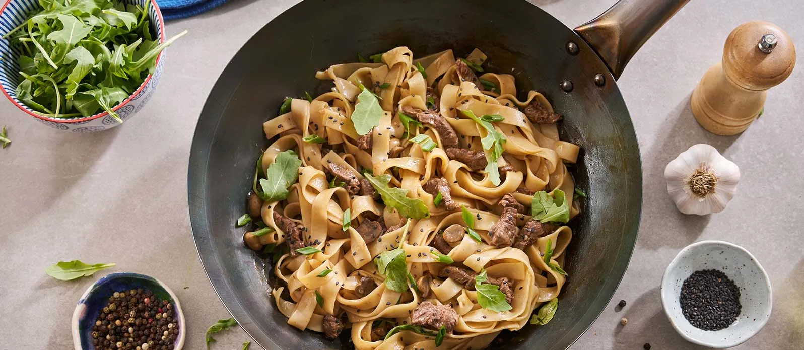 Стир-фрай с говядиной, тальятелле и руколой