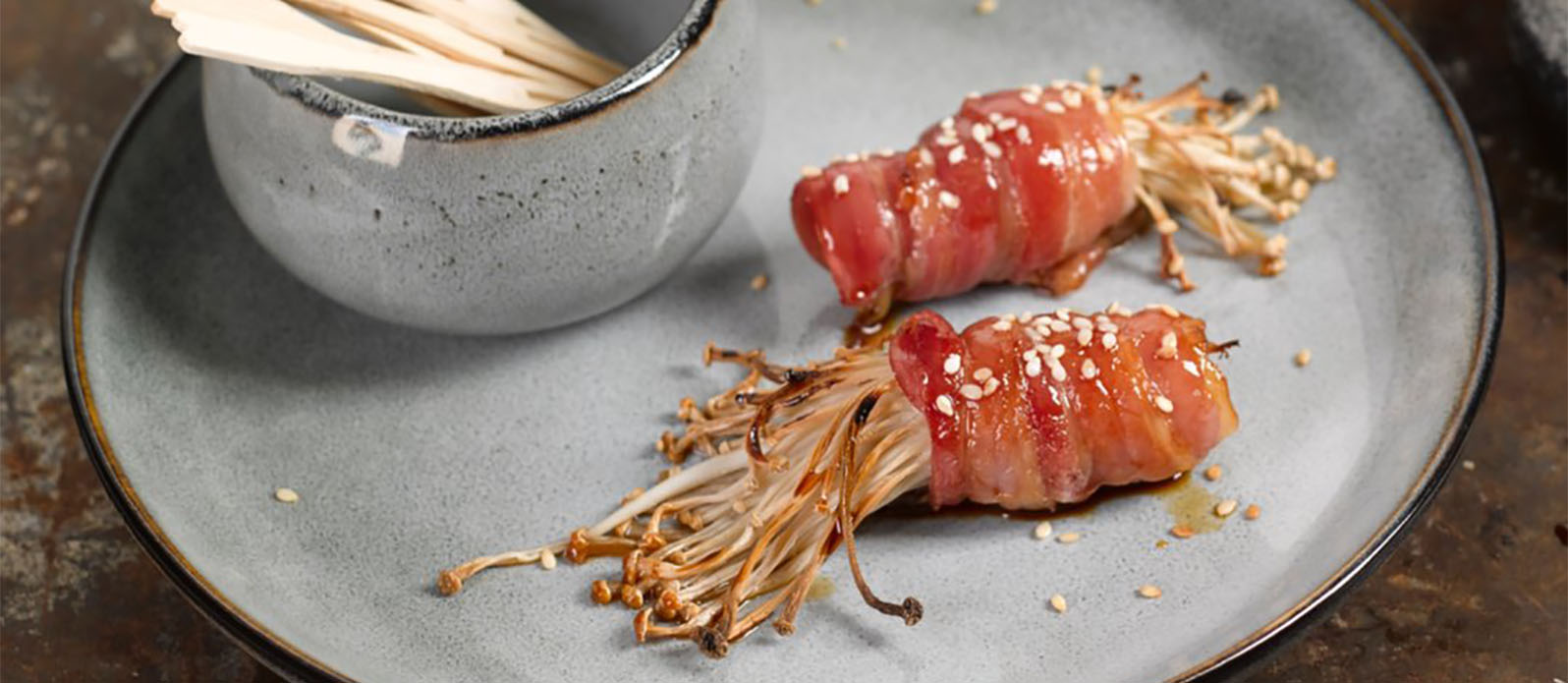 Корейские грибы эноки с беконом. Грибы эноки в беконе на сковороде. Корейские грибы эноки с беконом. Эноки в пасте. Грибы золотые нити (еноки/эноки).