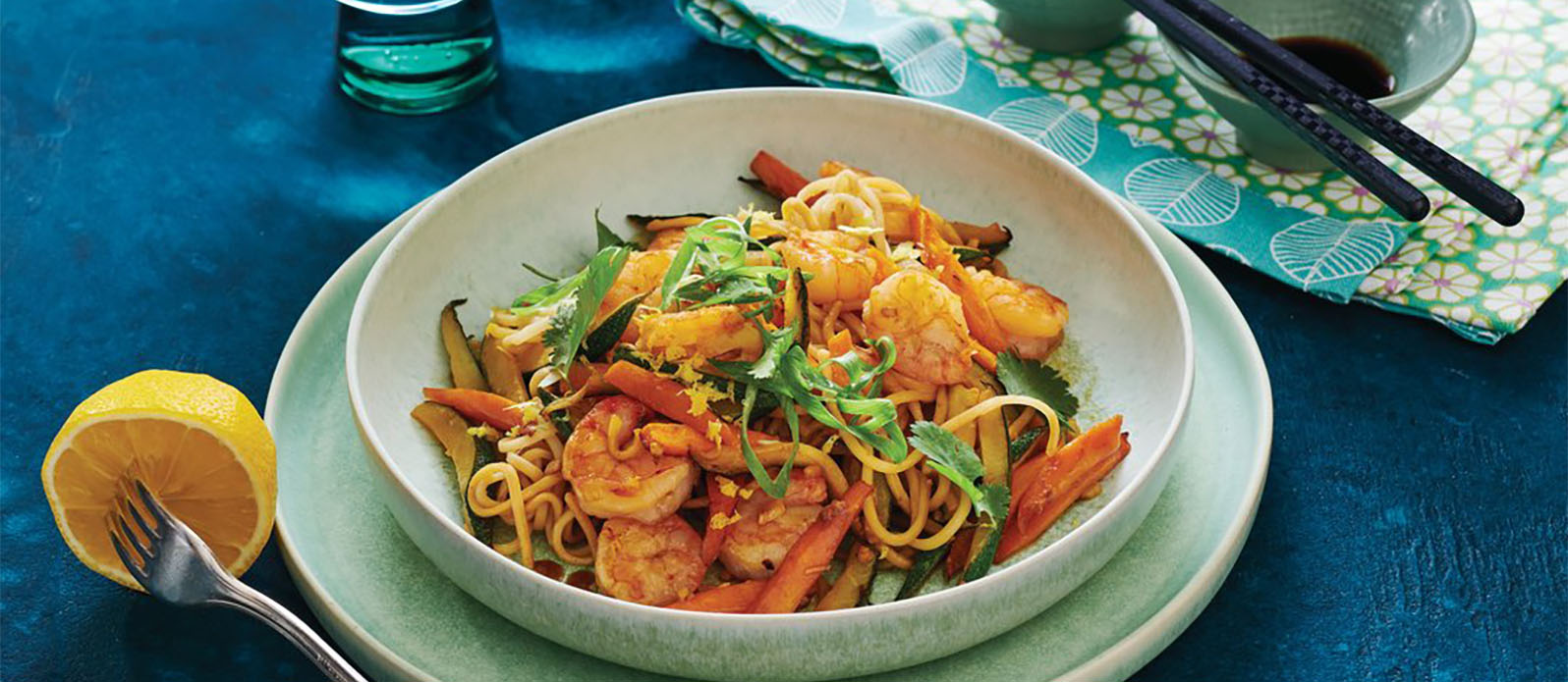 Жареная лапша с креветками и овощами